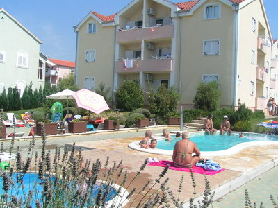 Apartmány Dalmacija - bazén - Chorvátsko Vodice Srima - autobusový zájazd CK Turancar
