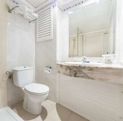 Letecký zájazd Malorka - hotel Globales Condes De Alcudia - kúpeľňa