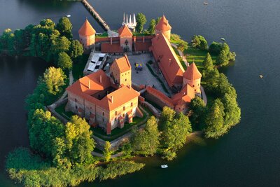 Autobusový poznávací zájazd, Pobaltie, Litva, ostrovný hrad Trakai
