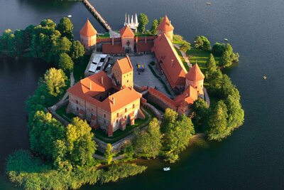 CK Turancar, autobusový poznávací zájazd, Pobaltie, Litva, ostrovný hrad Trakai