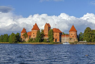 Autobusový poznávací zájazd, Pobaltie, Litva, ostrovný hrad Trakai