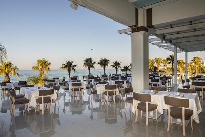 Letecký zájazd - Cyprus - Constantinos Great Beach - reštaurácia s výhľadom na more