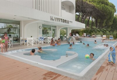 Hotel VITTORIA v stredisku RICCIONE, zájazdy autobusovou a individuálnou dopravou do Talianska - RIMINI s CK TURANCAR