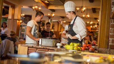Hotel Družba - kuchári pri raňajkách - indivudálny zájazd CKTurancar - Slovensko, Demänovská Dolina
