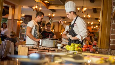 Hotel Družba - kuchári pri raňajkách - individuálny zájazd CKTurancar - Slovensko, Demänovská Dolina