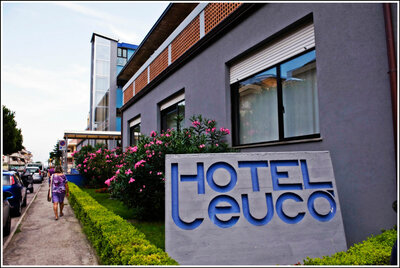 Budova, hotel Leuco, San Benedetto del Tronto, letná dovolenka v Taliansku