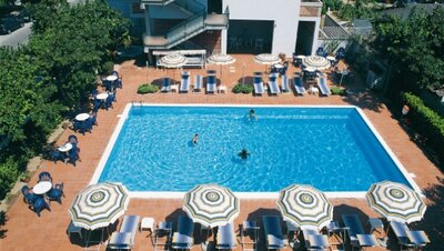 Bazén, hotel Leuco, San Benedetto del Tronto, letná dovolenka v Taliansku