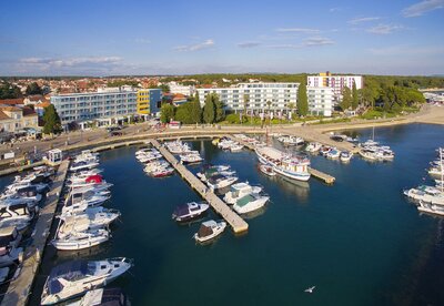 Hotel Ilirija - prístav - autobusový zájazd CK Turancar - Chorvátsko - Biograd na Moru