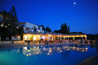 Hotel Rethymno Mare - večerný pohľad na bazén - letecká doprava CK Turancar - Kréta, Skaleta