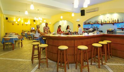 Hotel Rethymno Mare - bar - letecká doprava CK Turancar - Kréta, Skaleta