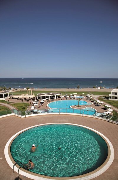 Hotel  Apollo Blue - výhľad na bazény a more - letecký zájazd CK Turancar (Rodos, Faliraki)