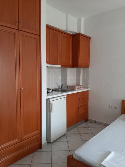 Apartmánový dom Stelios-interiér izby-kuchynka-zájazd autobusovou a individuálnou dopravou CK Turancar