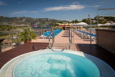 Calella Palace - strešná jacuzzi - letecký zájazd CK Turancar - Španielsko, Costa Brava, Calella