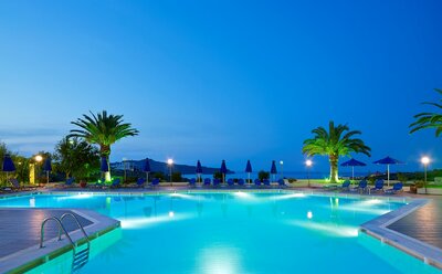 Hotel Elefteria-hotelový bazén-letecký zájazd CK Turancar-Kréta-Agia Marina