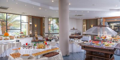 Hotel Athina Palace - bufetové stoly - letecký zájazd CK Turancar - Kréta, Mades