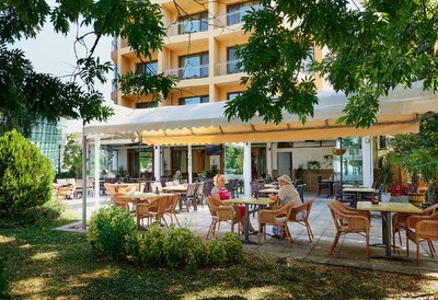 Hotel Paradise- Bulharsko - letecky a autokarový zájazd - Pomorie s CK Turancar- reštaurácia vonkajšia