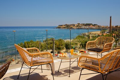 Hotel Archipelagos Residence - posedenie na terase - letecký zájazd CK Turancar - Kréta, Rethymno