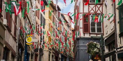 CK Turancar, Letecký poznávací zájazd, Mestá pod Pyrenejami, Bayonne