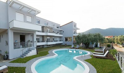 Hotel Amalthia-Skala Potamias-Thasos-exteriér a bazén - autobusový zájazd CK TURANCAR