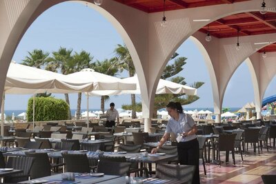 Louis Phaeton Beach - reštaurácia - letecký zájazd CK Turancar - Cyprus, Paphos