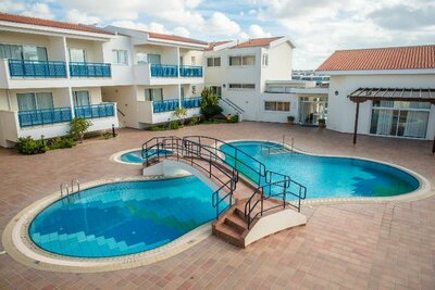 Cynthiana Beach Hotel - bazén - letecký zájazd CK Turancar - Cyprus, Paphos