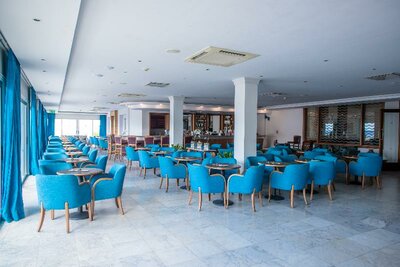 Cynthiana Beach Hotel - bar - letecký zájazd CK Turancar - Cyprus, Paphos