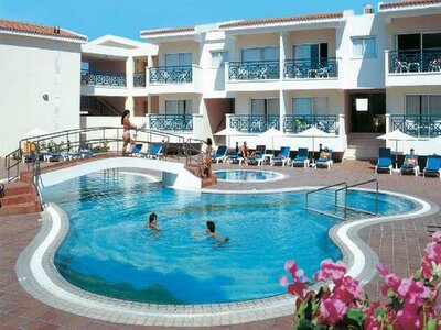Cynthiana Beach Hotel - bazén - letecký zájazd CK Turancar - Cyprus, Paphos
