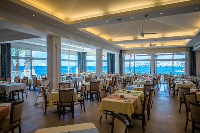 Cynthiana Beach Hotel - reštaurácia - letecký zájazd CK Turancar - Cyprus, Paphos