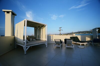 Hotel Dimitrios Beach - terasa na slnenie - letecký zájazd CK Turancar - Kréta, Rethymno