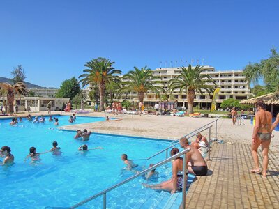Grécko - Korfu - Hotel Messonghi Beach - bazén