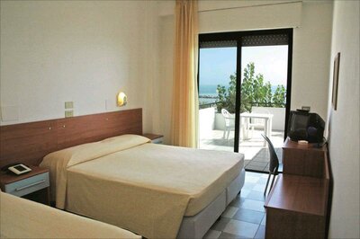 Hotel Sunrise - izba - autobusový zájazd CK Turancar (San Benedetto del Tronto - Palmová riviéra)