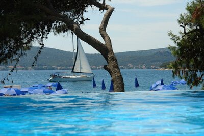 Hotel Adriatic - bazén - autobusový zájazd CK Turancar - Chorvátsko - Biograd na Moru
