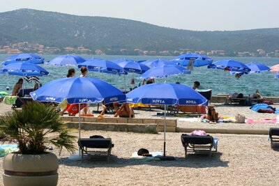 Hotel Adriatic - pláž - autobusový zájazd CK Turancar - Chorvátsko - Biograd na Moru