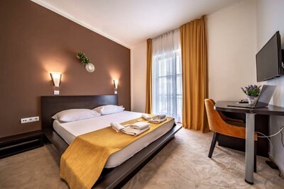Hotel Nikola - mesto - autobusový zájazd CK Turancar - Chorvátsko - Vodice