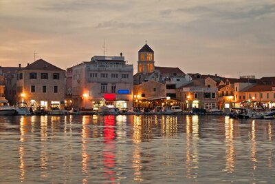 Hotel Nikola - mesto - autobusový zájazd CK Turancar - Chorvátsko - Vodice