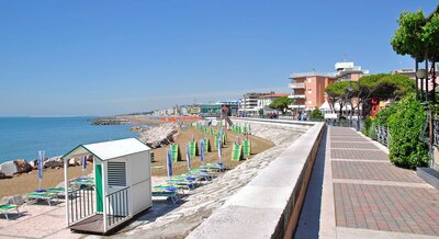Hotel Ambassador s bazénom v Porto Santa Margherita, CK TURANCAR zájazdy individuálnou dopravou