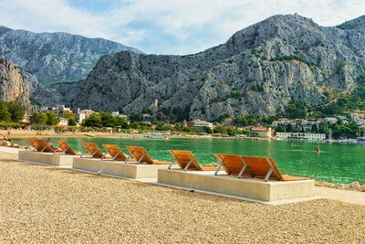 hotel Brzet - pláž Omiš - autobusový zájazd CK Turancar - Chorvátsko - Omiš