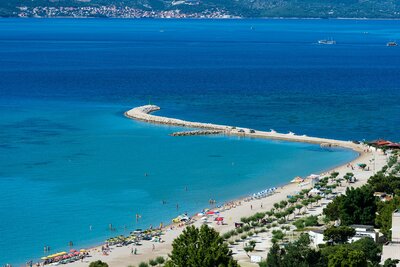 hotel Brzet - pláž Omiš - autobusový zájazd CK Turancar - Chorvátsko - Omiš