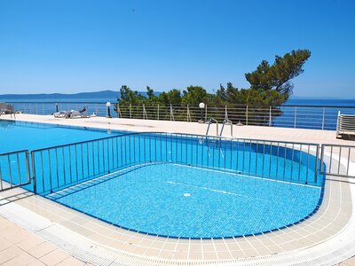 hotel Aurora - vonkajší bazén- autobusový zájazd CK Turancar - Chorvátsko - Podgora