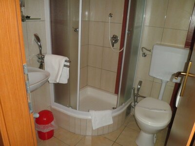 hotel Palma - kúpelňa - autobusový zájazd CK Turancar - Chorvátsko - Makarska