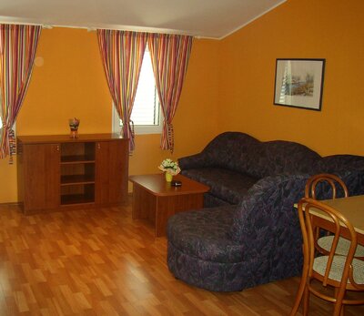 Vila Dalmacija - obývacia časť apartmán 2+2 - autobusový zájazd CK Turancar - Chorvátsko - Makarska