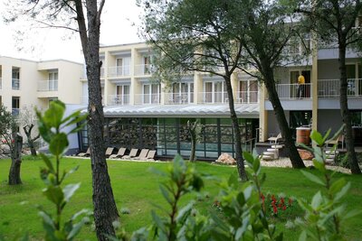 Hotel Bluesun  Alan - záhrada - individuálny zájazd CK Turancar - Chorvátsko - Starigrad Paklenica