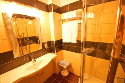 Hotel Sun beach-kúpeľňa-Platamon-Olympská riviéra (autobusové zájazdy CK Turancar)