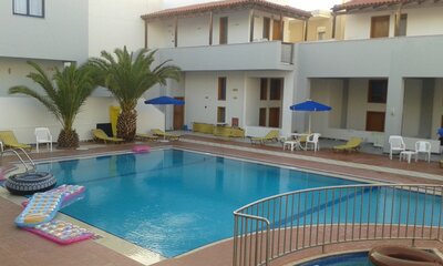 Hotel Flisvos Beach- bazén-letecký zájazd CK Turancar-Kréta, Rethymno