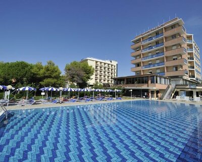 Hotel Palace s bazénom v Bibione, severný Jadran, zájazdy autobusovou a individuálnou dopravou do Talianska CK TURANCAR