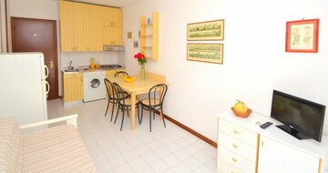 apartmánový dom Gemini s bazénom a záhradou v časti Pineda v Bibione, zájazdy autobusovou a ind. dopravou CK TURANCAR