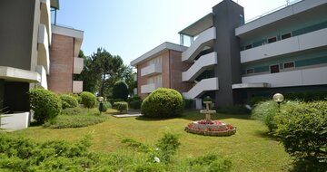 apartmánový dom Gemini s bazénom a záhradou v časti Pineda v Bibione, zájazdy autobusovou a ind. dopravou CK TURANCAR