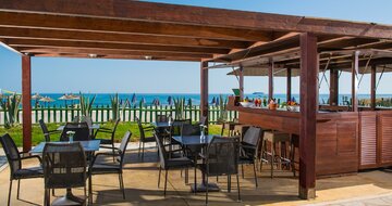 Hotel Bella beach - plážový bar - letecký zájazd CK Turancar - Kréta, Anissaras