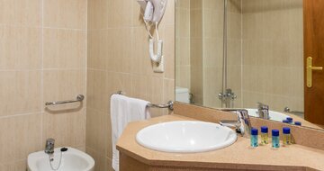 Hotel Royal Beach - kúpelňa - letecký zájazd CK Turancar, Španielsko, Lloret de Mar