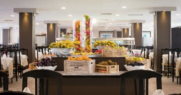Hotel Royal Beach - bufetové stoly - letecký zájazd CK Turancar, Španielsko, Lloret de Mar
